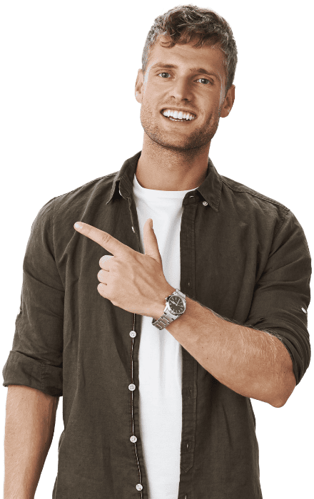 Junger sympathischer Mann deutet lächelnd nach links