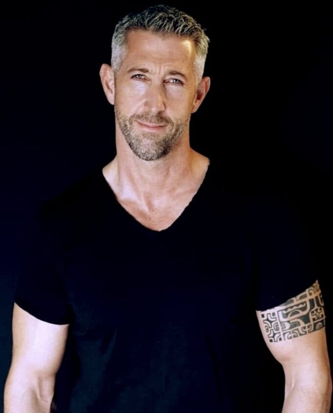 Tom Seuffert Frontprofil, Arme locker hängend