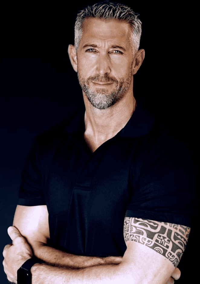 Tom Seuffert im Seitenprofil lächelnd